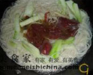 香肠丝瓜面的做法步骤：2