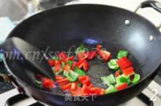 香肠炒鸡蛋干的做法步骤：2