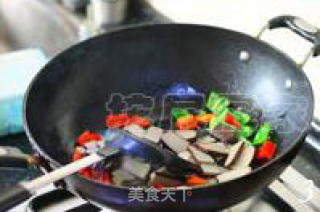 香肠炒鸡蛋干的做法步骤：2