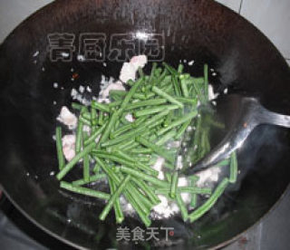 蒜蓉豇豆炒肉的做法步骤：3