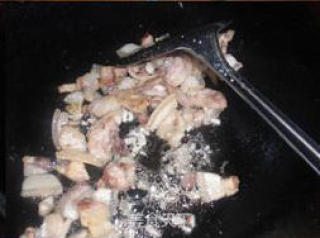 酸菜梗小炒肉的做法步骤：2