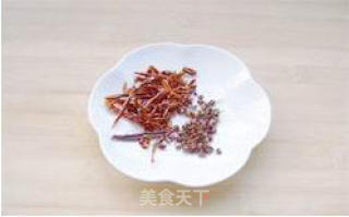 炝拌甘蓝菜的做法步骤：2