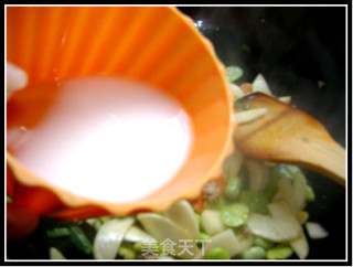 茭白炒蚕豆的做法步骤：2