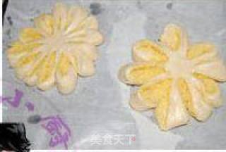 椰蓉花型面包的做法步骤：3