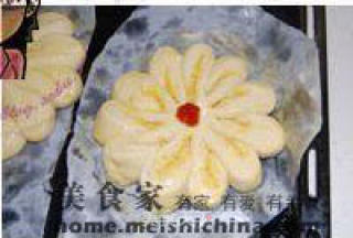 椰蓉花型面包的做法步骤：3