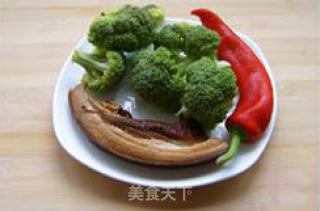 腊肉炒西兰花的做法步骤：2