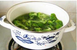 腊肉炒西兰花的做法步骤：2