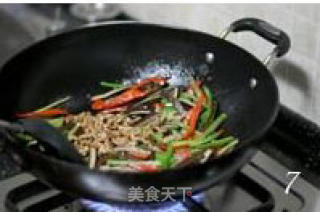 西芹炒五香牛皮干的做法步骤：3
