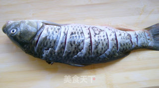 糖醋鲤鱼的做法步骤：2