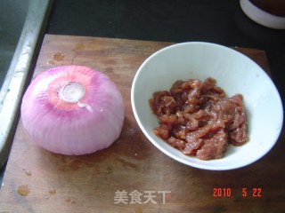 洋葱炒牛肉丝的做法步骤：2