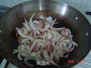 洋葱炒牛肉丝的做法步骤：2