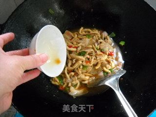 姬菇炒肉的做法步骤：2