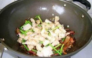 干锅腊肉豆结的做法步骤：3