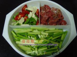 蒜苗炒牛肉的做法步骤：2