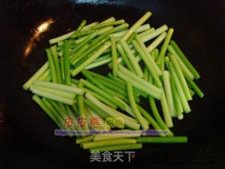 蒜苗炒牛肉的做法步骤：2