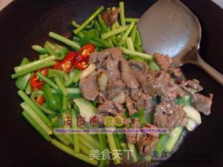 蒜苗炒牛肉的做法步骤：2