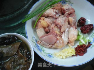 药膳蒸鸡的做法步骤：2