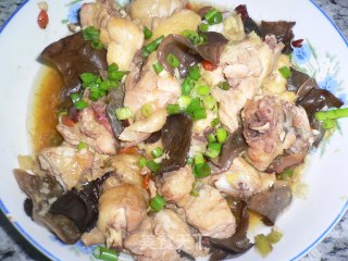 药膳蒸鸡的做法步骤：2