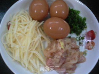 鸡肉土豆丝蛋饼的做法步骤：2