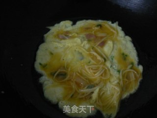 鸡肉土豆丝蛋饼的做法步骤：2