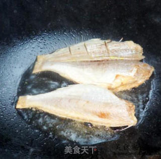 蒸咸鱼的做法步骤：2