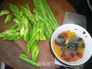 苦瓜咸蛋汤~的做法步骤：2