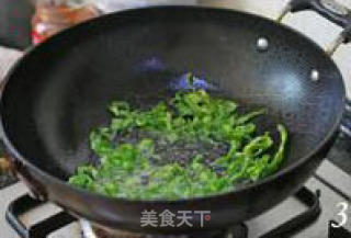 蒿菜黑木耳炒肉的做法步骤：2