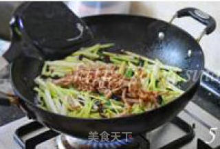 蒿菜黑木耳炒肉的做法步骤：2