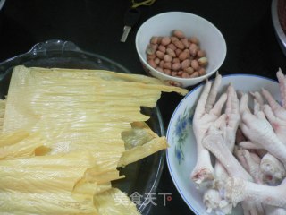 腐竹花生焖鸡爪的做法步骤：2