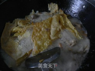 腐竹花生焖鸡爪的做法步骤：2
