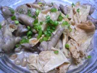 腐竹花生焖鸡爪的做法步骤：2