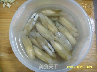 蛏子蒸丝瓜的做法步骤：2