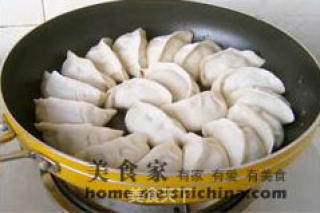 发面水煎饺的做法步骤：2