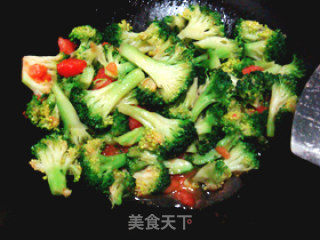 蒜香番茄炒西兰花的做法步骤：3