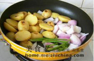 小土豆焖牛肉的做法步骤：2