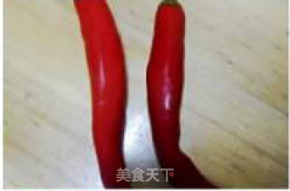 青红椒炒鱿鱼的做法步骤：2