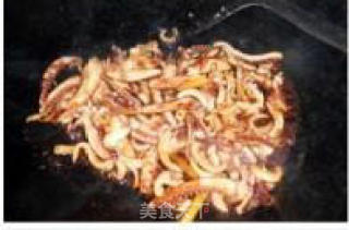 青红椒炒鱿鱼的做法步骤：2