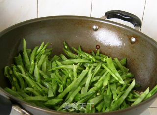 扁豆丝炒肉的做法步骤：2