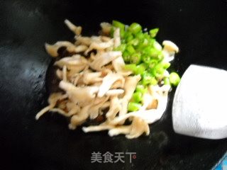 酱香杭椒双菇的做法步骤：2