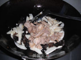 芡汁黑木耳茭白炒肉——乡土小炒的做法步骤：5