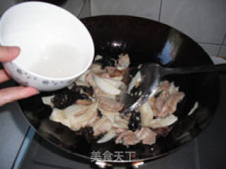 芡汁黑木耳茭白炒肉——乡土小炒的做法步骤：5