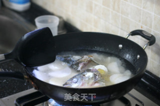 鱼头萝卜汤的做法步骤：2