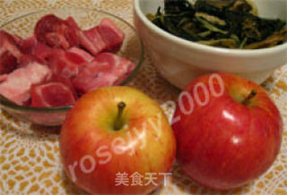 排骨菜干苹果汤的做法步骤：2
