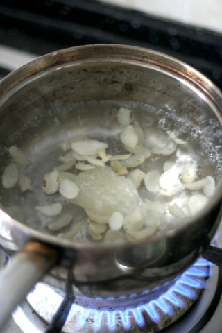 雪梨百合汤的做法步骤：2