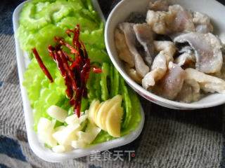 五味苦瓜鱼片汤的做法步骤：2