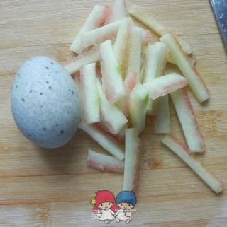 西瓜皮 皮蛋汤的做法步骤：2