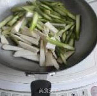 芦笋炒杏鲍菇的做法步骤：2