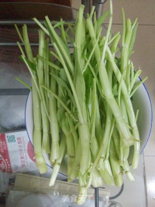 炒空心菜梗子的做法步骤：2