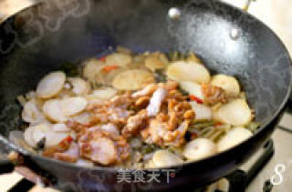 腌菜土豆烧肉片的做法步骤：2