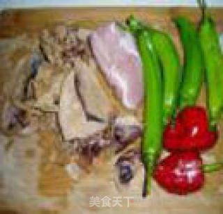 墨鱼炒肉的做法步骤：2